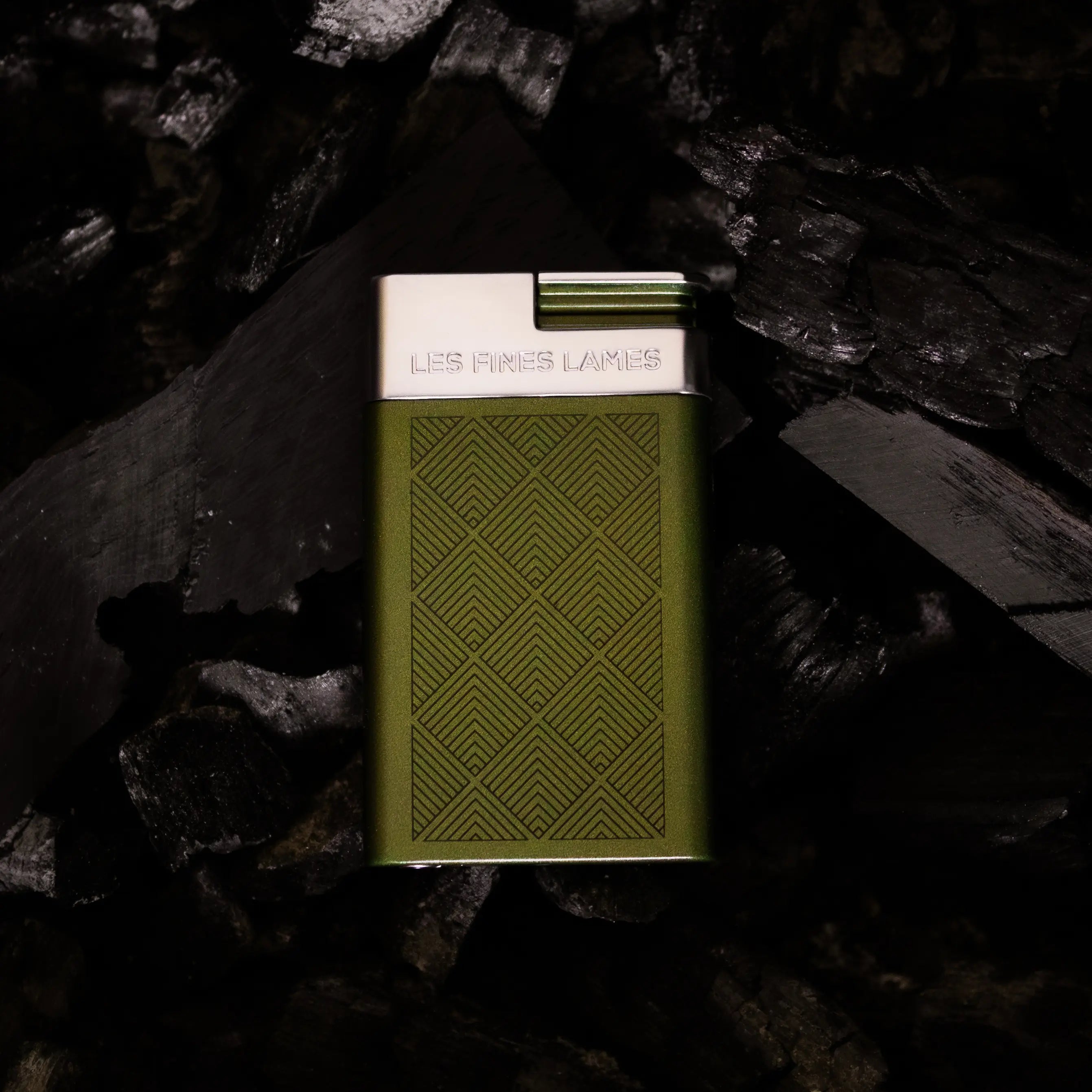 les-fines-lames-le-feu-svelt-zigarrenfeuerzeug-od-green-leaves image 3