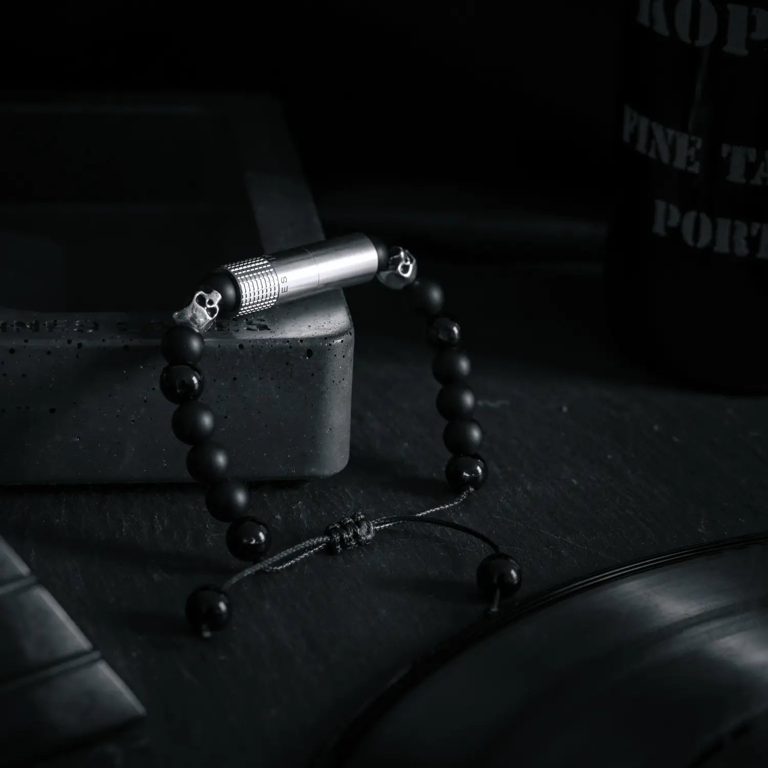 les-fines-lames-punch-bracelet-oscuro-matte-skull-i-bohrer image 4