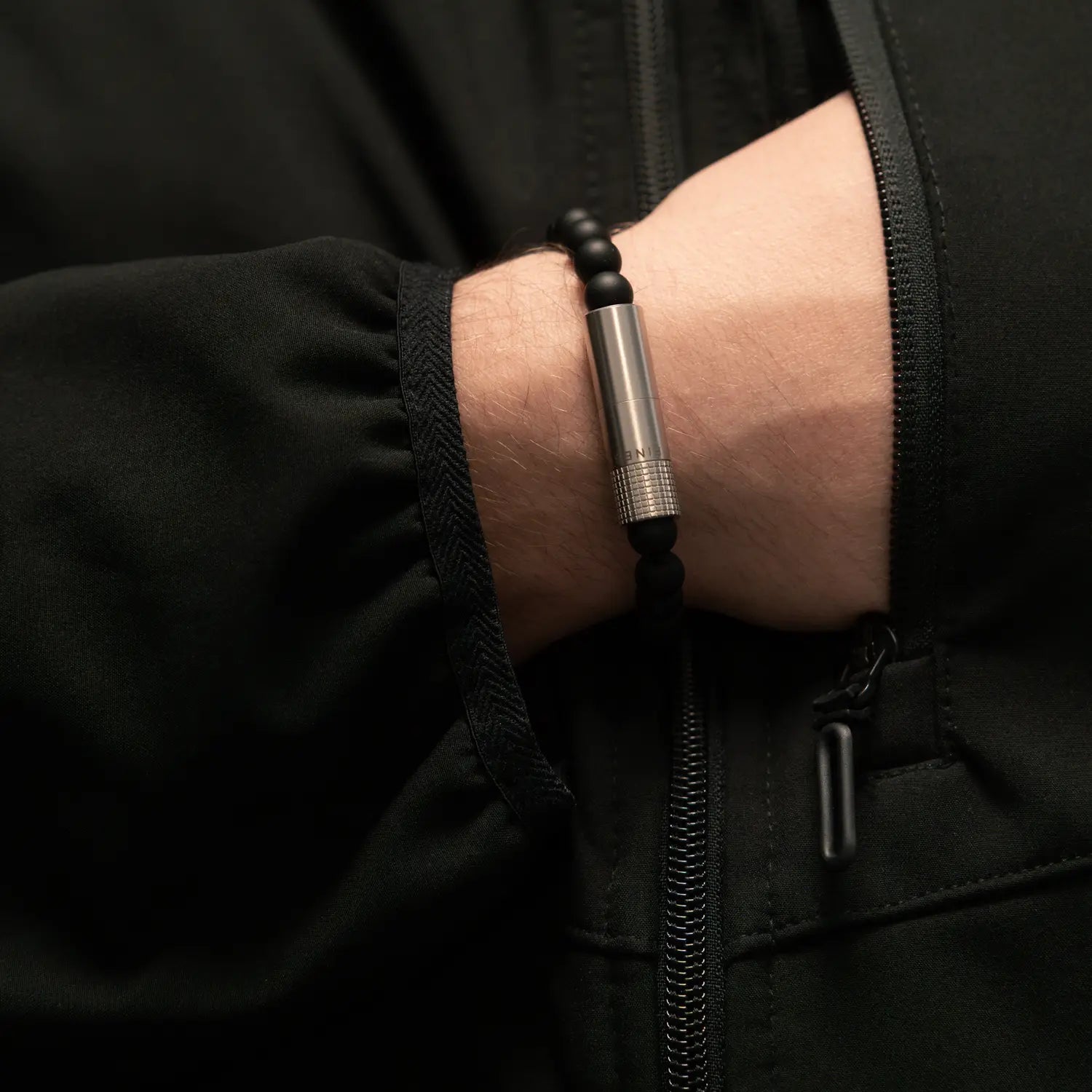les-fines-lames-punch-bracelet-zigarrenbohrer-onyx-matt-elastik image 4