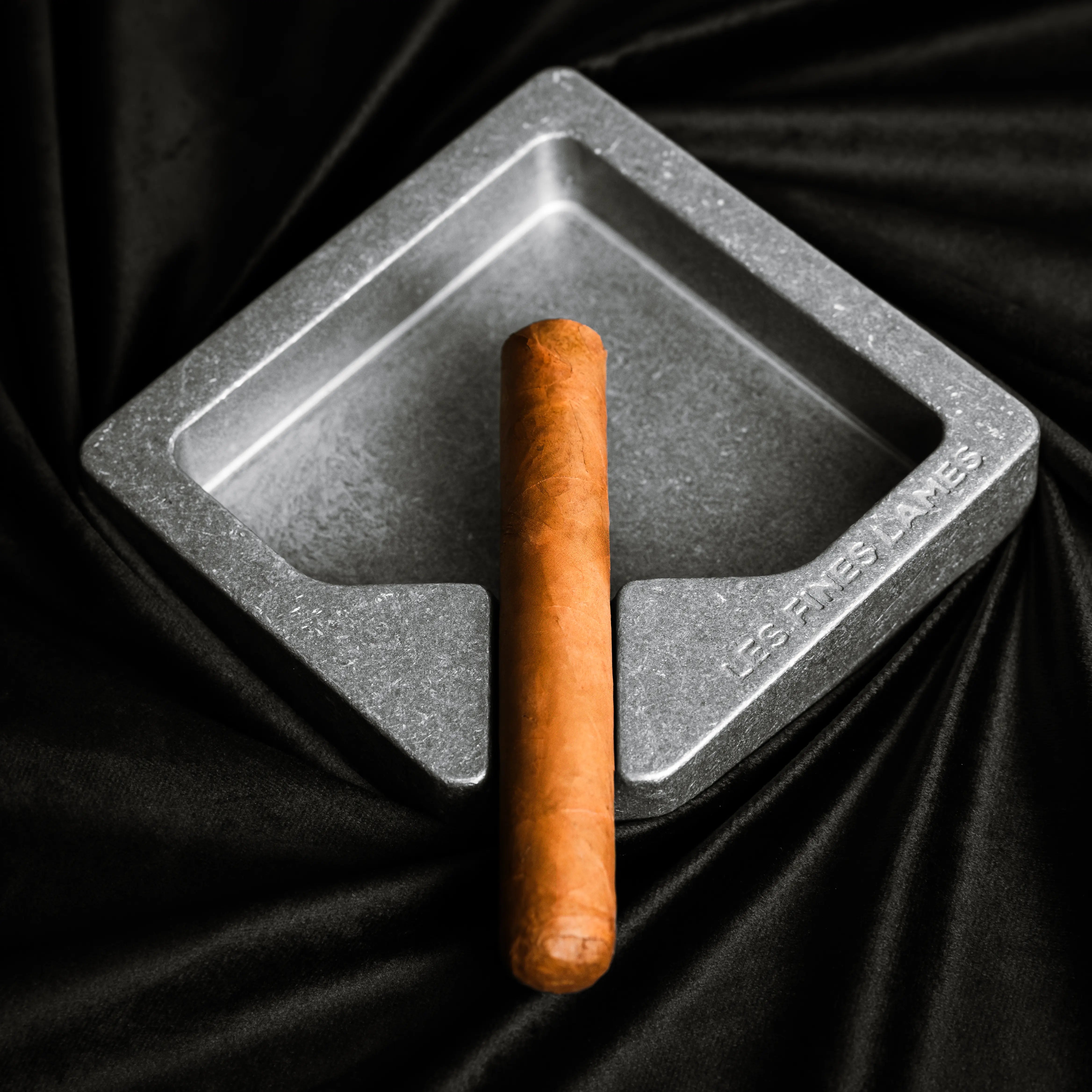 les-fines-lames-monad-aschenbecher-raw-aluminium image 4