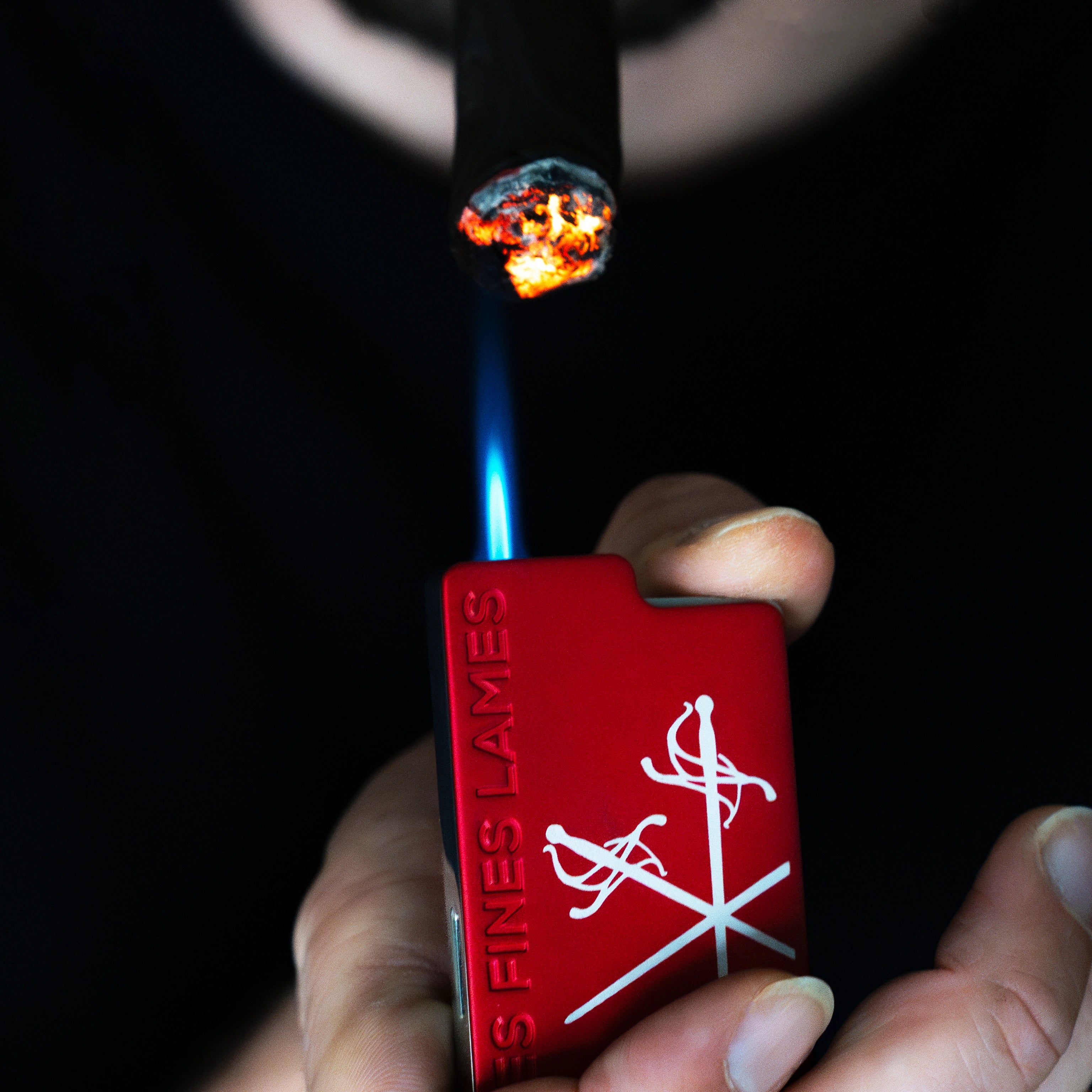 les-fines-lames-le-feu-brick-zigarrenfeuerzeug-rot-sturmflamme image 4