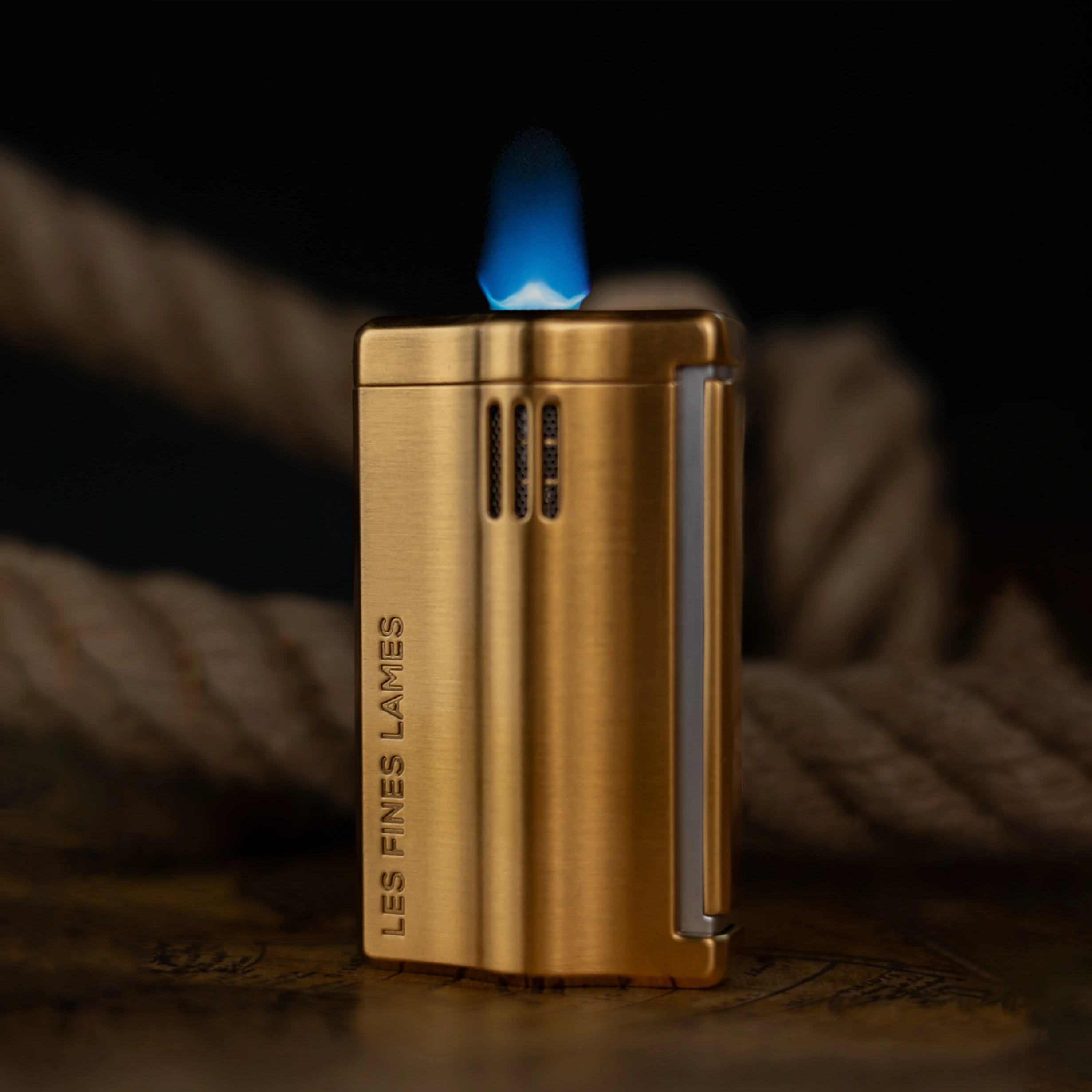 les-fines-lames-le-feu-rs-zigarrenfeuerzeug-brushed-gold-flachflamme image 3