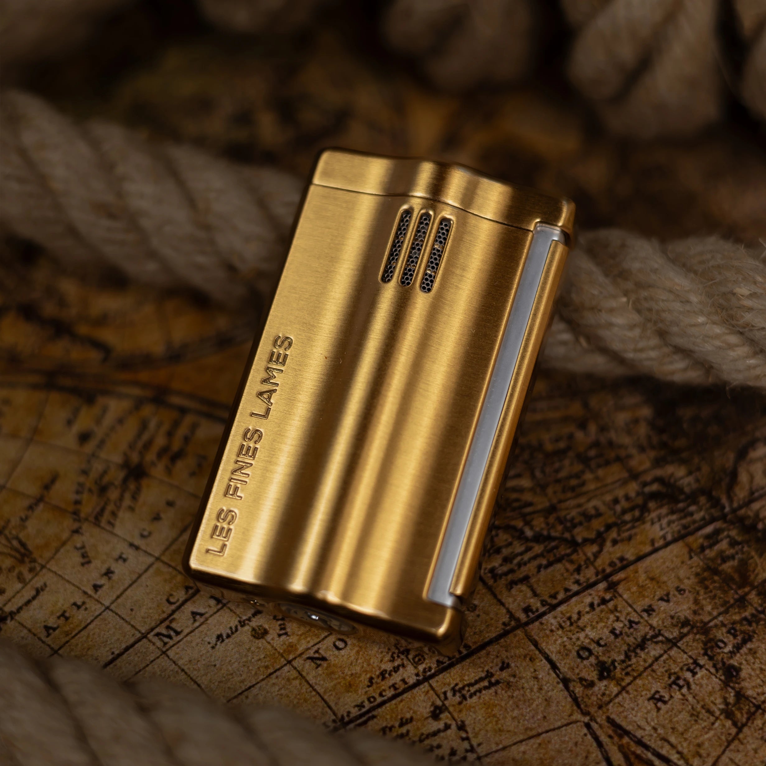 les-fines-lames-le-feu-rs-zigarrenfeuerzeug-brushed-gold-flachflamme image 4
