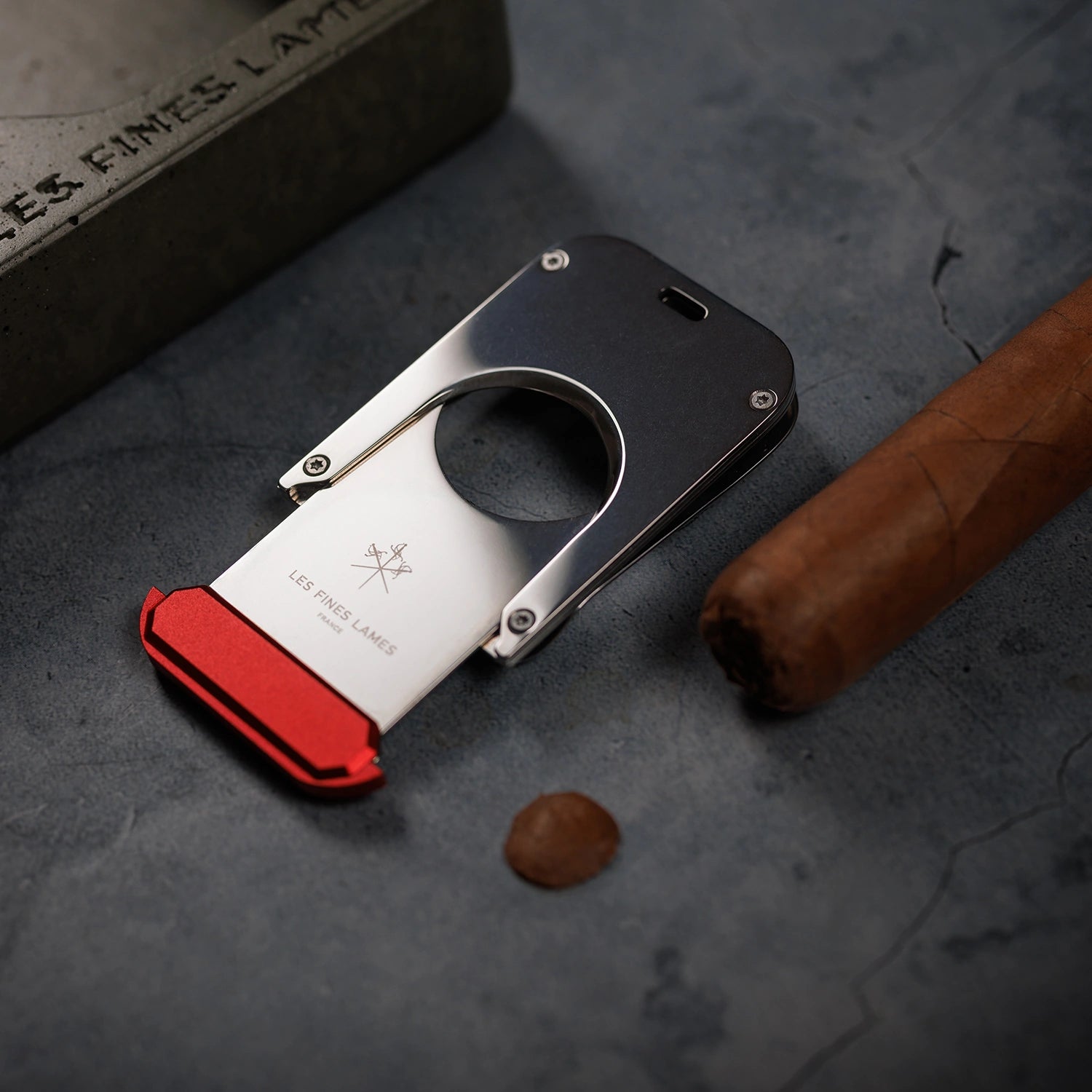 les-fines-lames-le-tag-clip-zigarrenschneider-rot-double-blade image 3